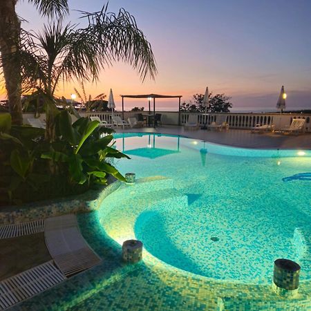 Graceland Rooms And Suites Capo Vaticano Bagian luar foto