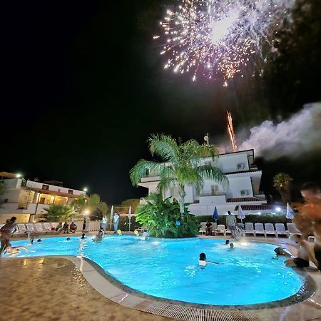 Graceland Rooms And Suites Capo Vaticano Bagian luar foto
