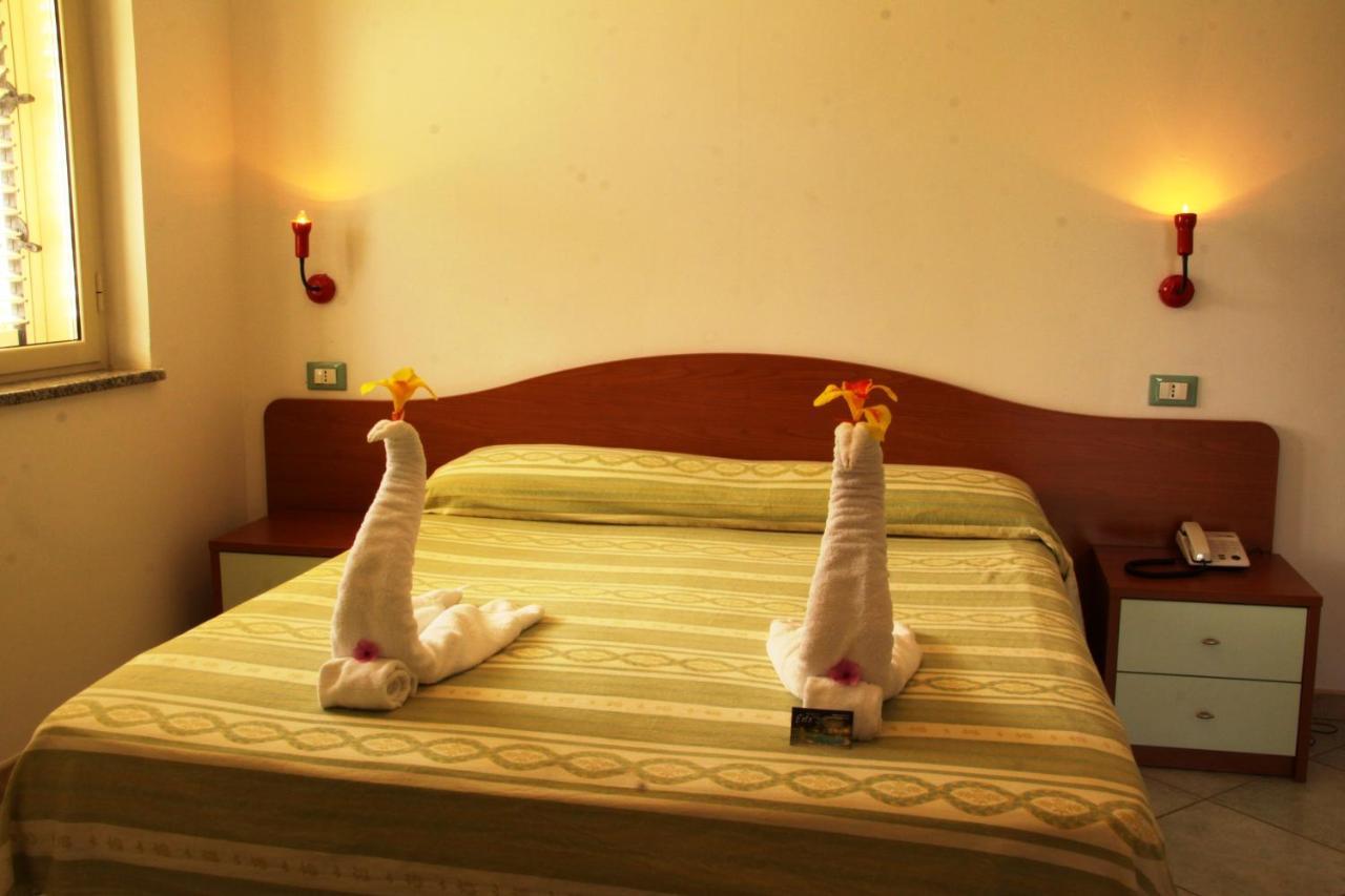 Graceland Rooms And Suites Capo Vaticano Bagian luar foto
