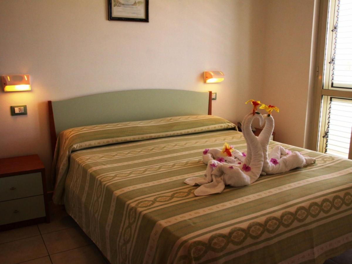 Graceland Rooms And Suites Capo Vaticano Bagian luar foto