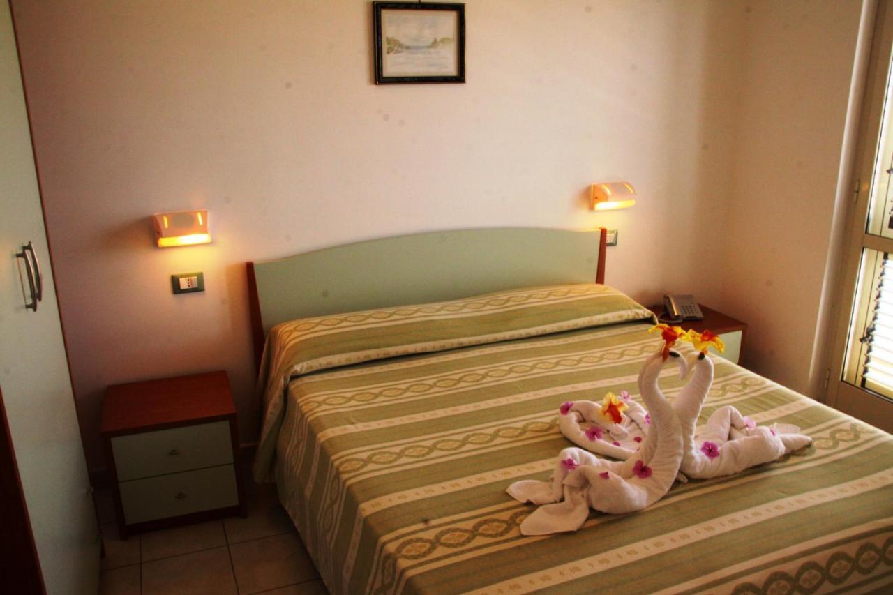 Graceland Rooms And Suites Capo Vaticano Bagian luar foto