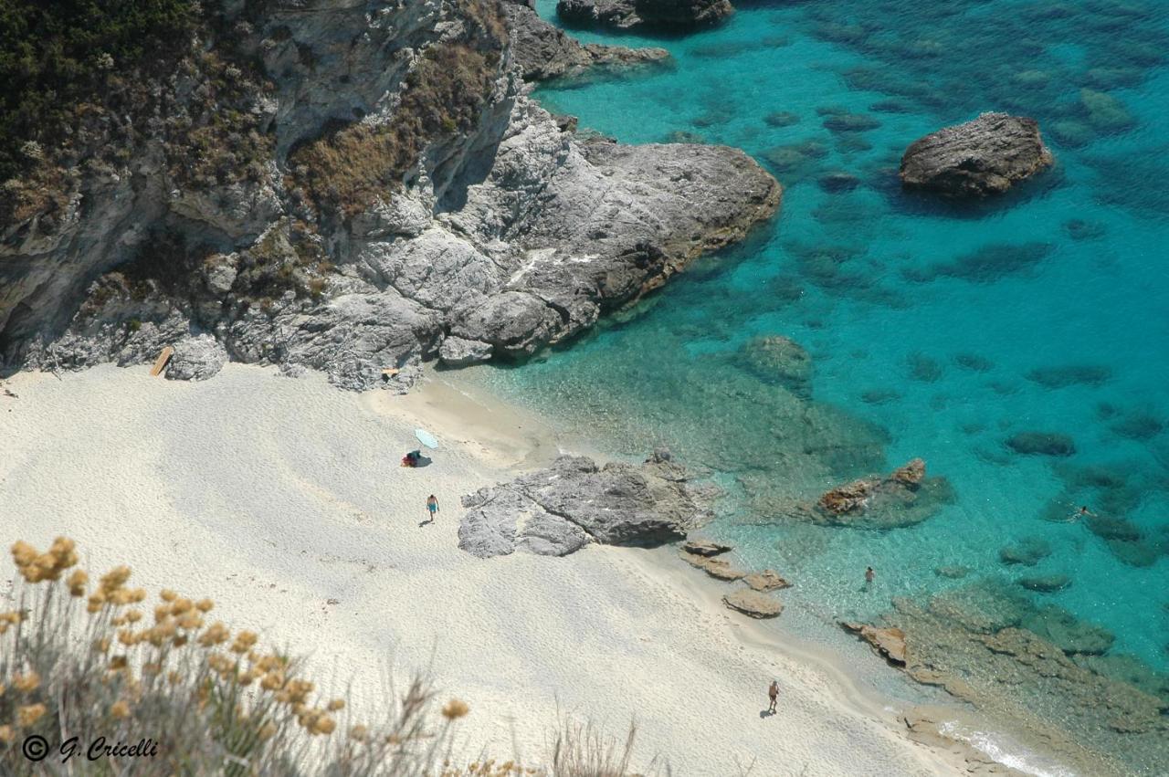 Graceland Rooms And Suites Capo Vaticano Bagian luar foto