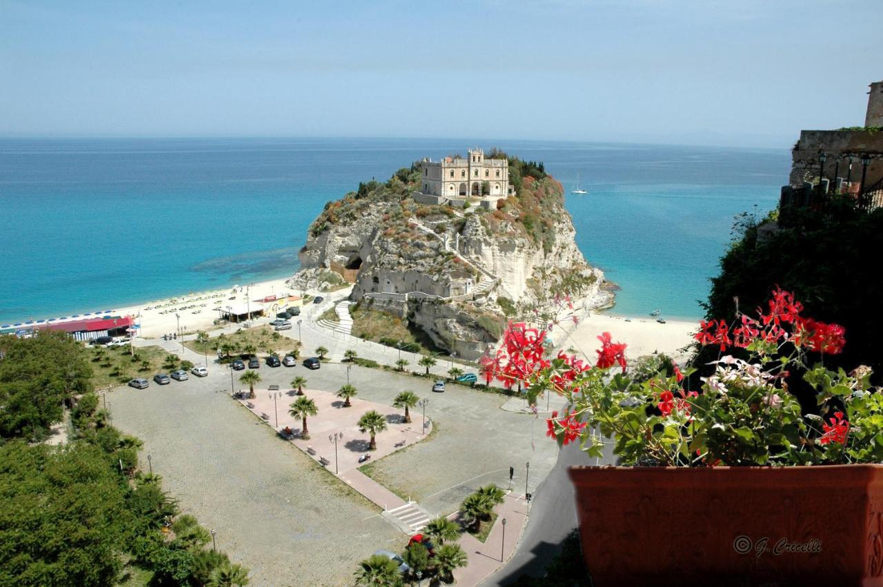 Graceland Rooms And Suites Capo Vaticano Bagian luar foto