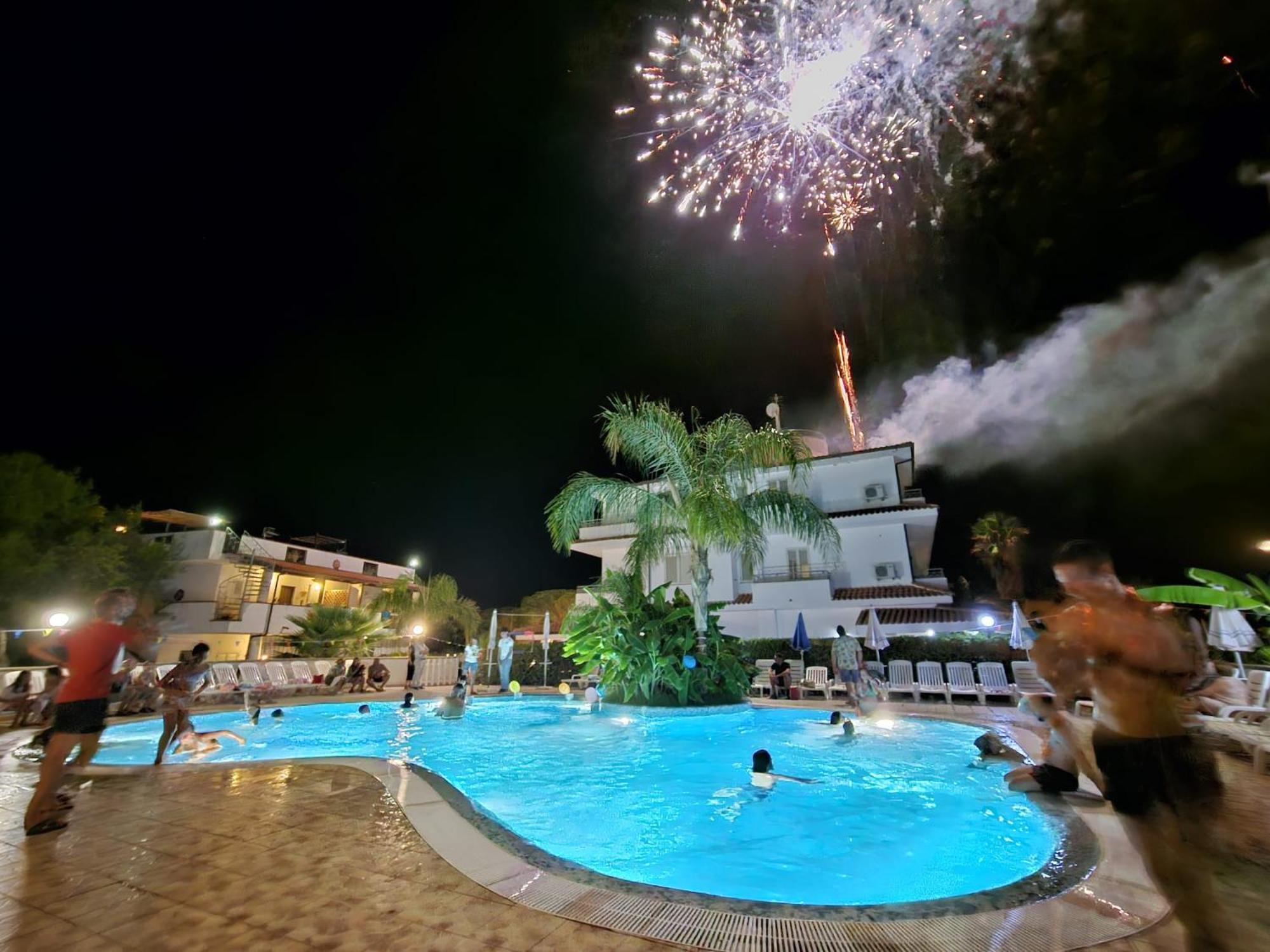 Graceland Rooms And Suites Capo Vaticano Bagian luar foto